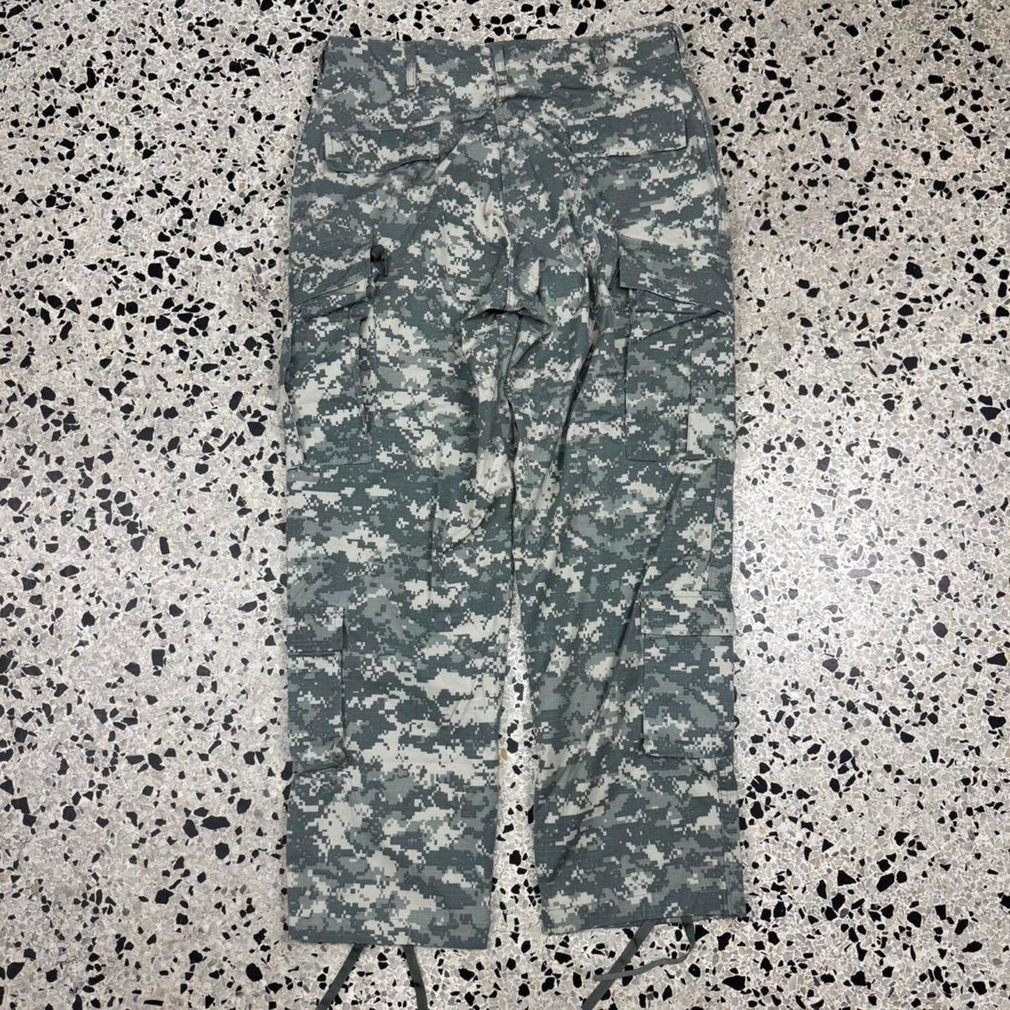 VINTAGE Y2K MILITARY SURPLUS BAGGY DIGI CAMO PANTS: