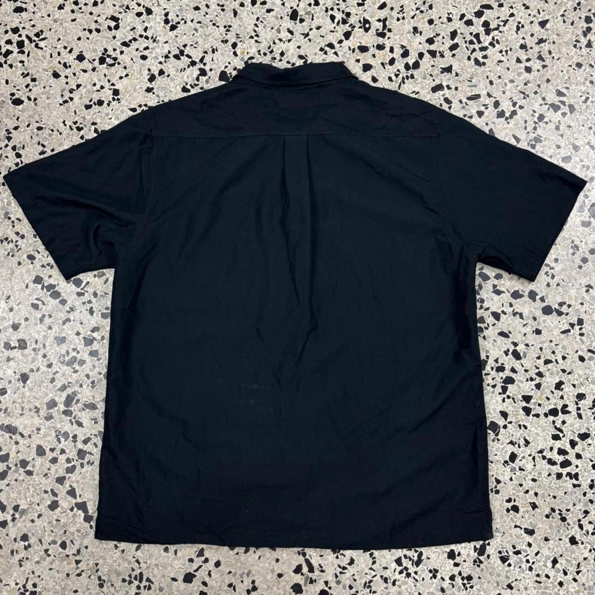VINTAGE 90S Y2K OAKLEY BLACK SHORTSLEEVE BUTTON UP SHIRT: