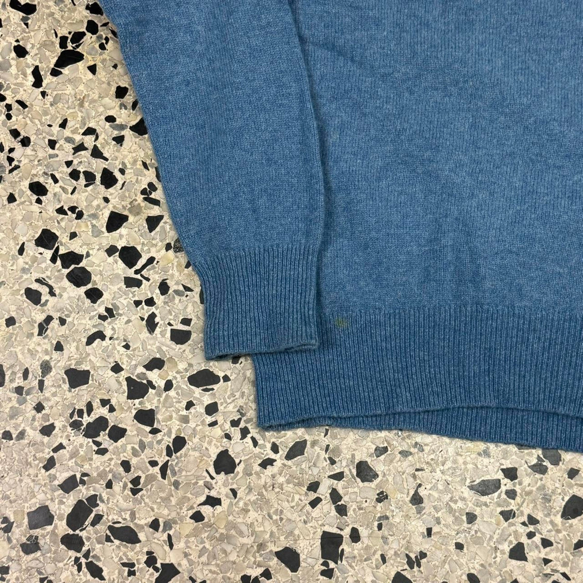 VINTAGE MOFFAT WEAVERS MADE IN SCOTLAND PURE NEW WOOL V-NECK SWEATER: