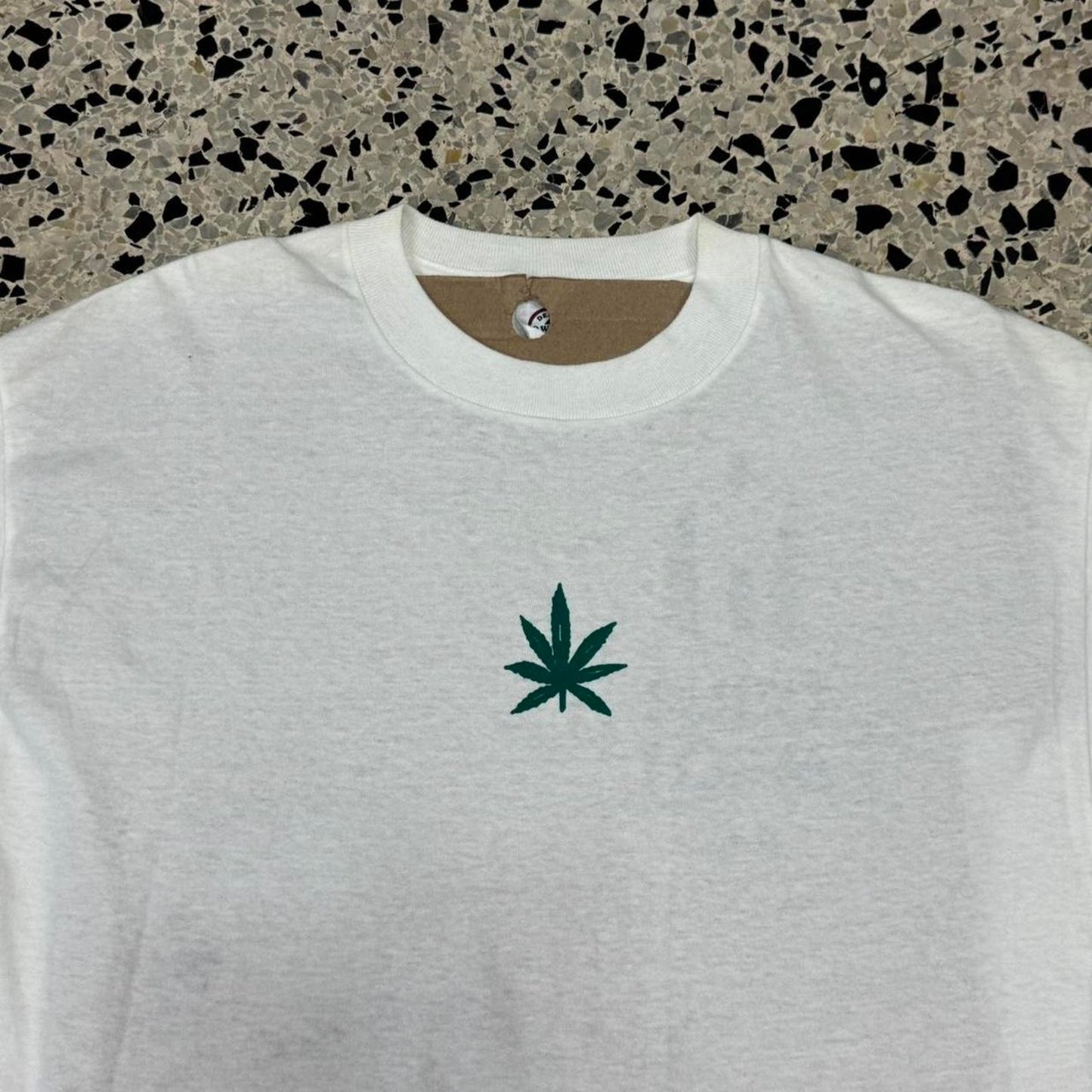 VINTAGE Y2K MINIMAL WEED LOGO COTTON MOUTH TOURIST TEE: