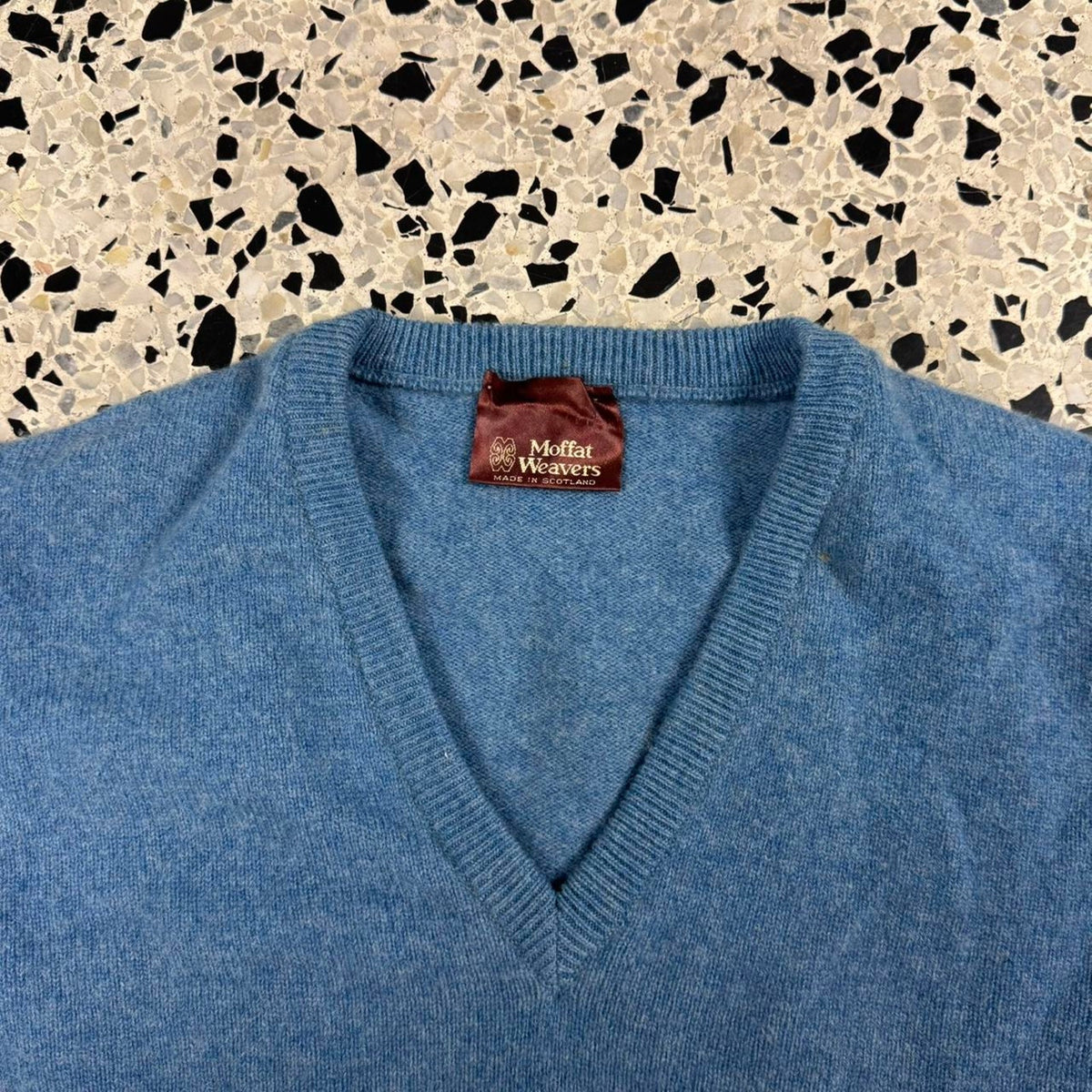 VINTAGE MOFFAT WEAVERS MADE IN SCOTLAND PURE NEW WOOL V-NECK SWEATER: