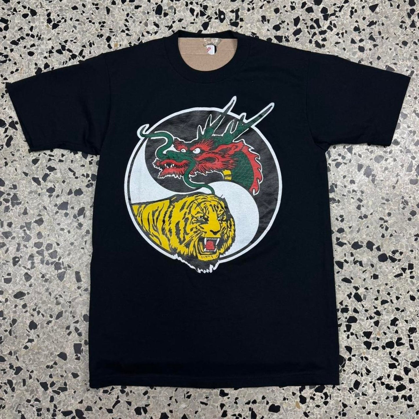 VINTAGE 90S SINGLE STITCH YIN YANG CHINESE DRAGON VS SIBERIAN TIGER TEE: