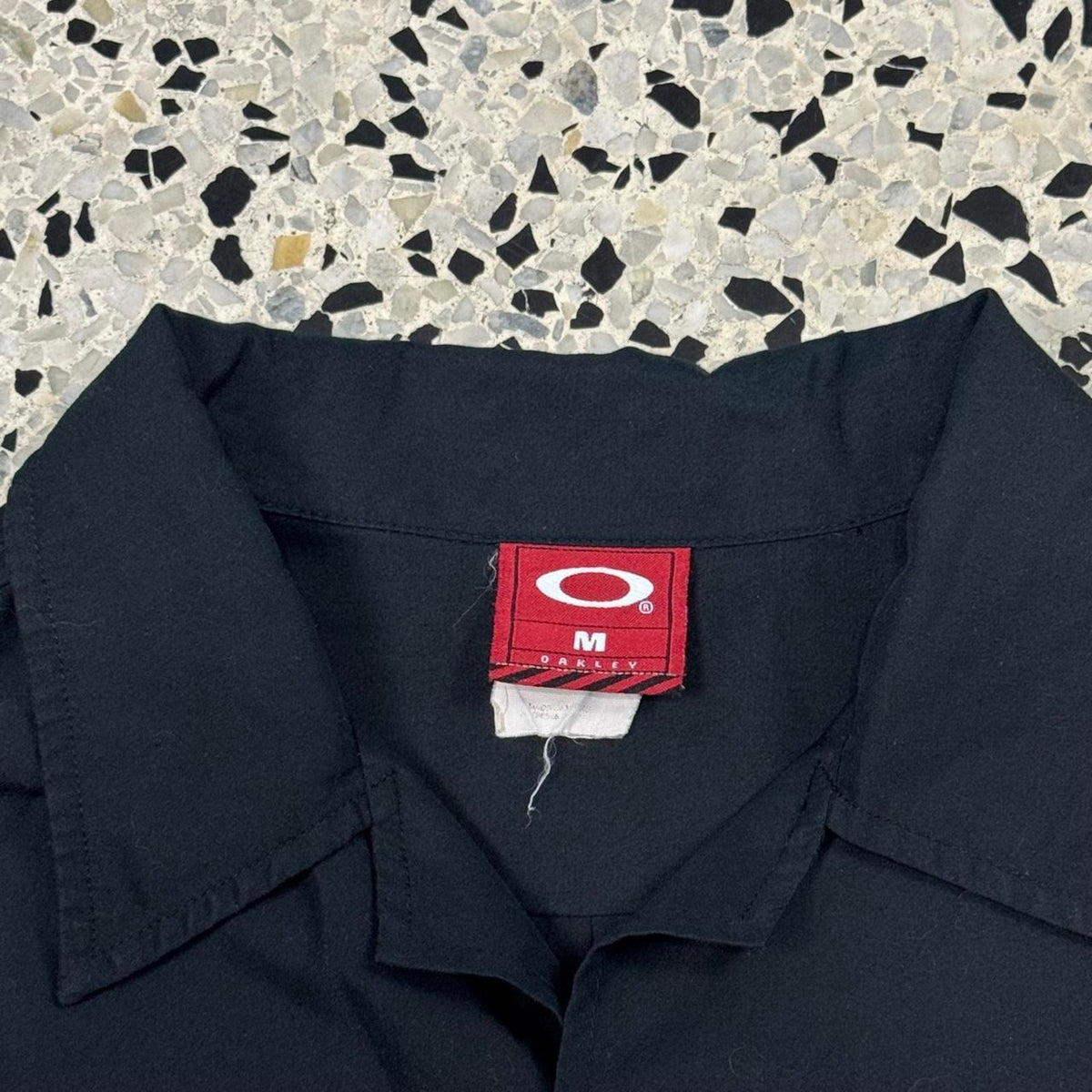 VINTAGE 90S Y2K OAKLEY BLACK SHORTSLEEVE BUTTON UP SHIRT: