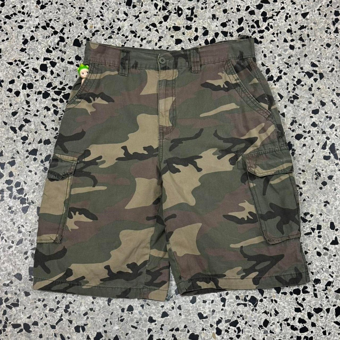 VINTAGE Y2K AIRWALK CARGO CAMO SHORTS: