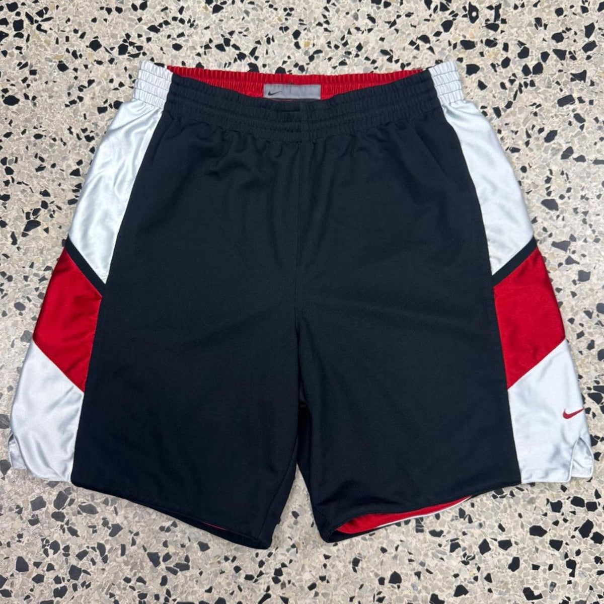 VINTAGE Y2K NIKE SILVER TAG RED/ BLACK/ WHITE REVERSIBLE BASKETBALL SHORTS: