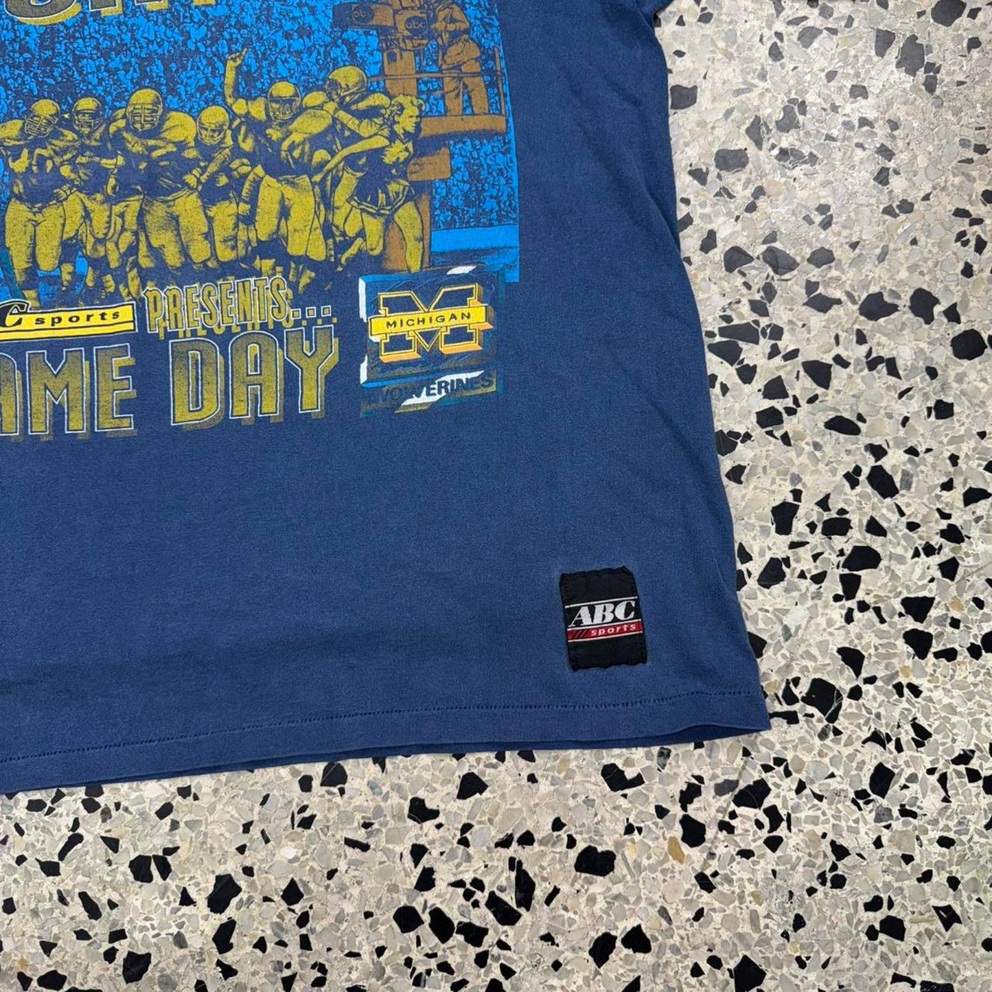 VINTAGE 90S SINGLE STITCH NUTMEG UNIVERSITY OF MICHIGAN ABC SPORTS PRESENTS GAMEDAY TEE: