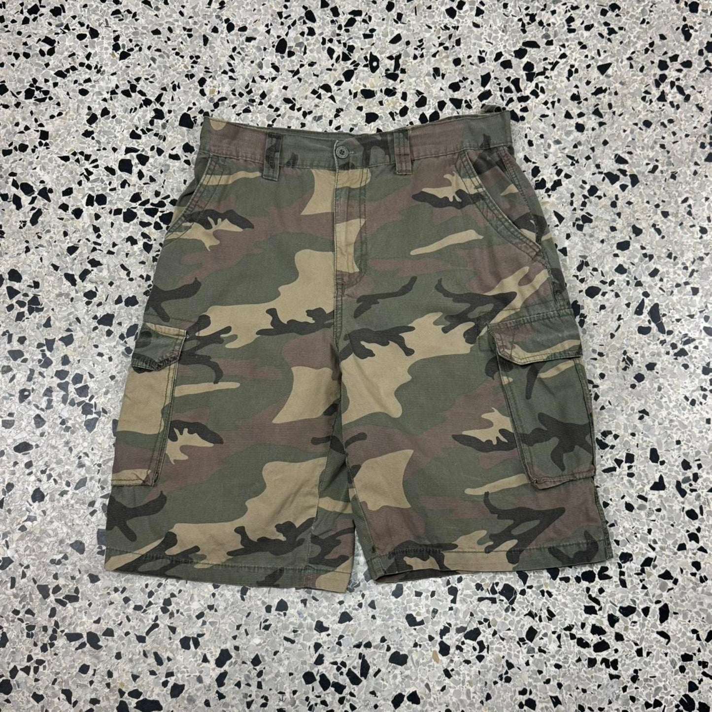 VINTAGE Y2K AIRWALK CARGO CAMO SHORTS: