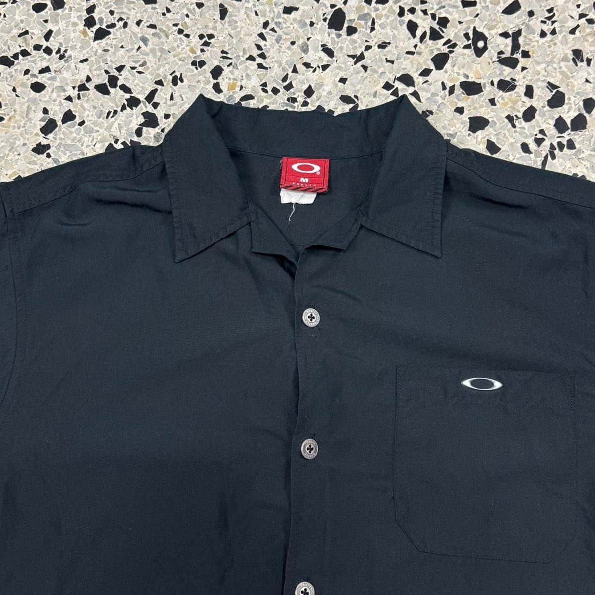 VINTAGE 90S Y2K OAKLEY BLACK SHORTSLEEVE BUTTON UP SHIRT: