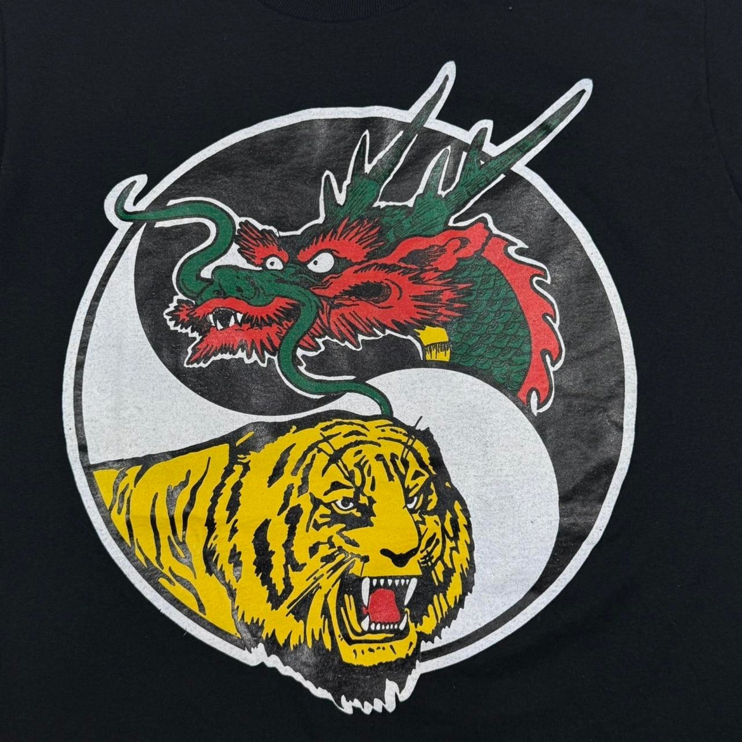 VINTAGE 90S SINGLE STITCH YIN YANG CHINESE DRAGON VS SIBERIAN TIGER TEE: