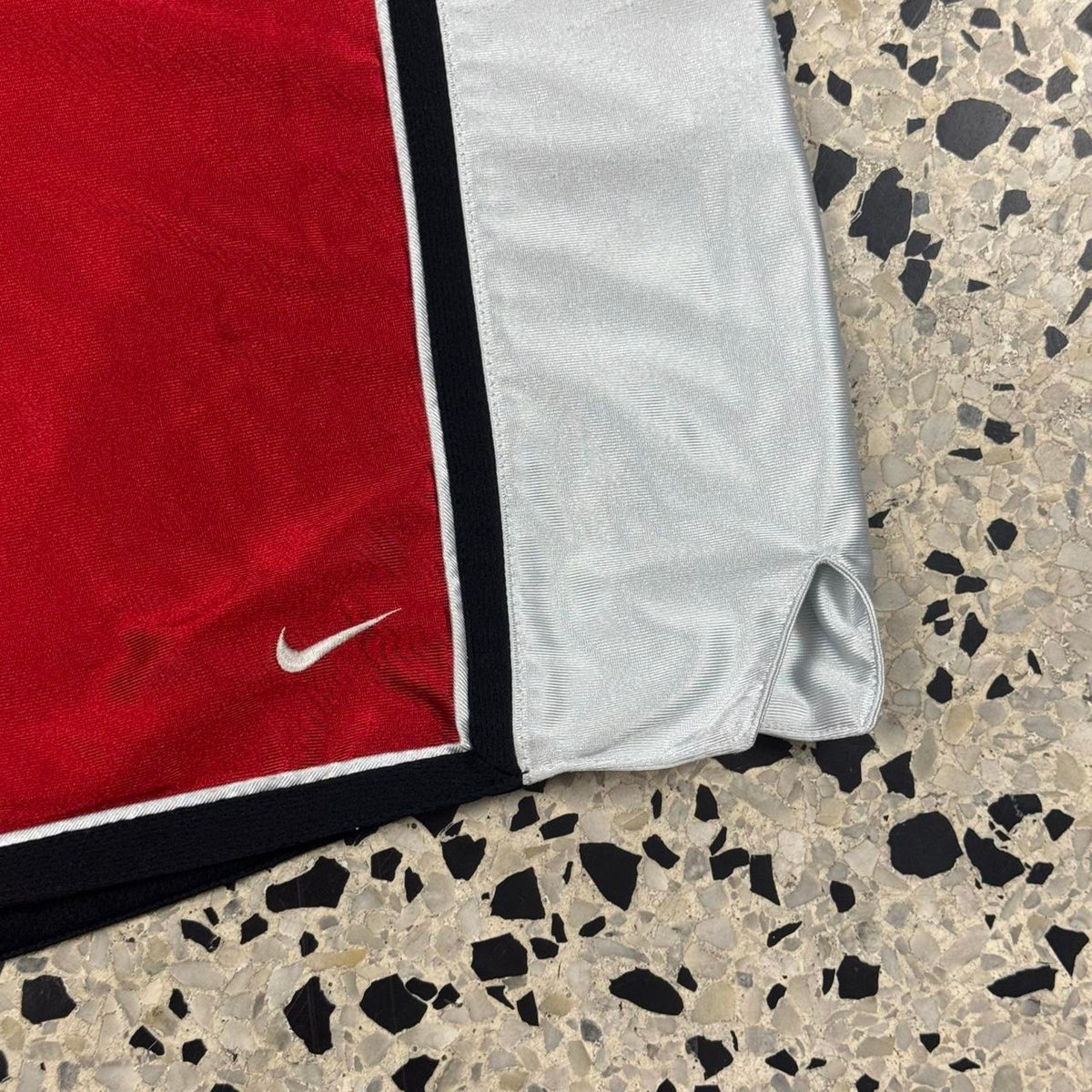 VINTAGE Y2K NIKE SILVER TAG RED/ BLACK/ WHITE REVERSIBLE BASKETBALL SHORTS:
