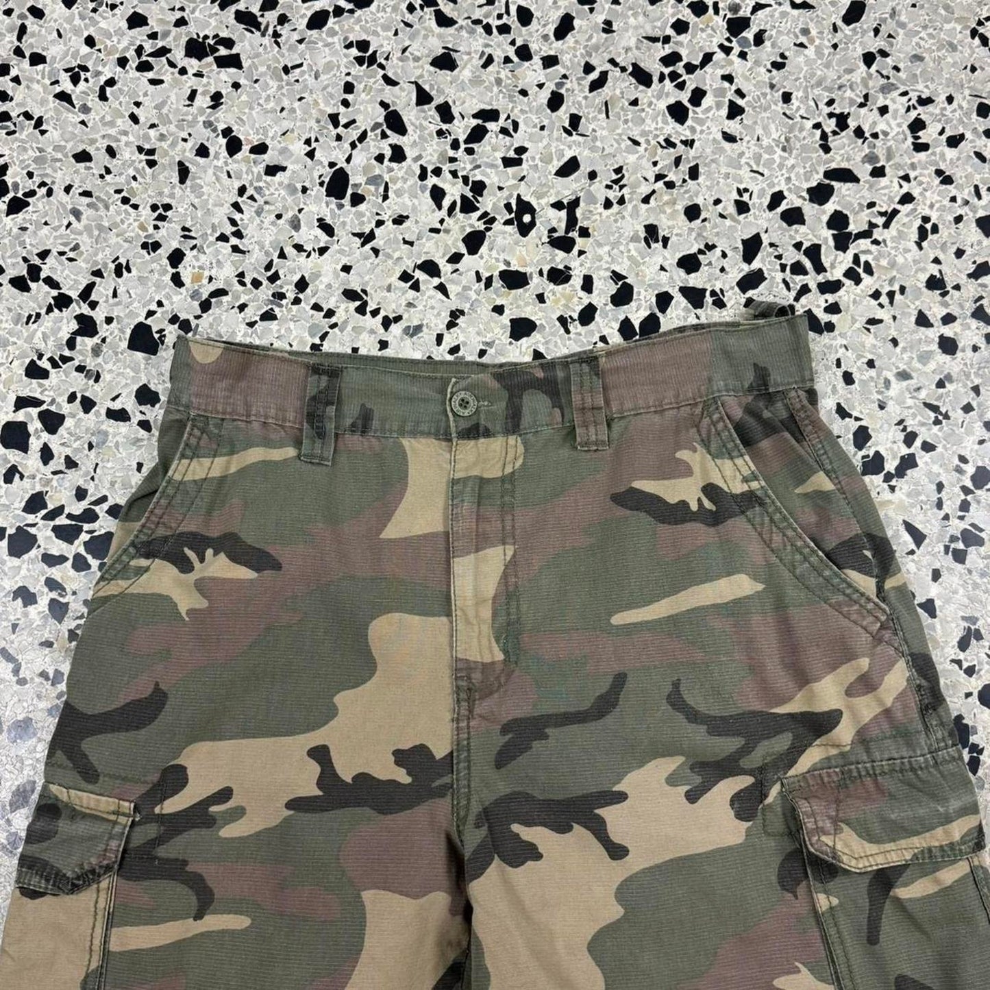 VINTAGE Y2K AIRWALK CARGO CAMO SHORTS: