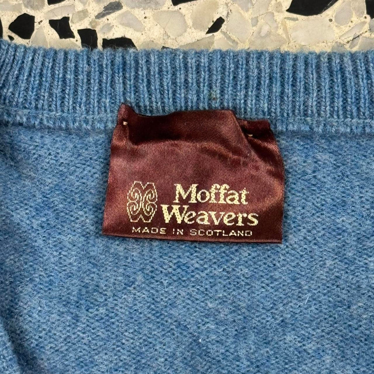 VINTAGE MOFFAT WEAVERS MADE IN SCOTLAND PURE NEW WOOL V-NECK SWEATER: