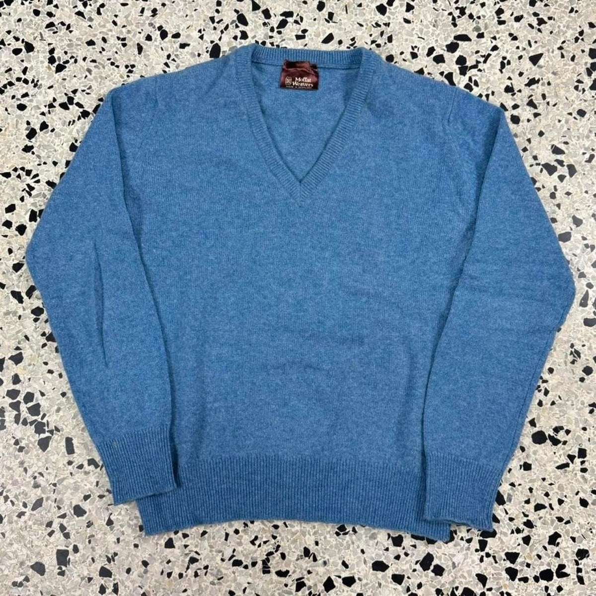 VINTAGE MOFFAT WEAVERS MADE IN SCOTLAND PURE NEW WOOL V-NECK SWEATER: