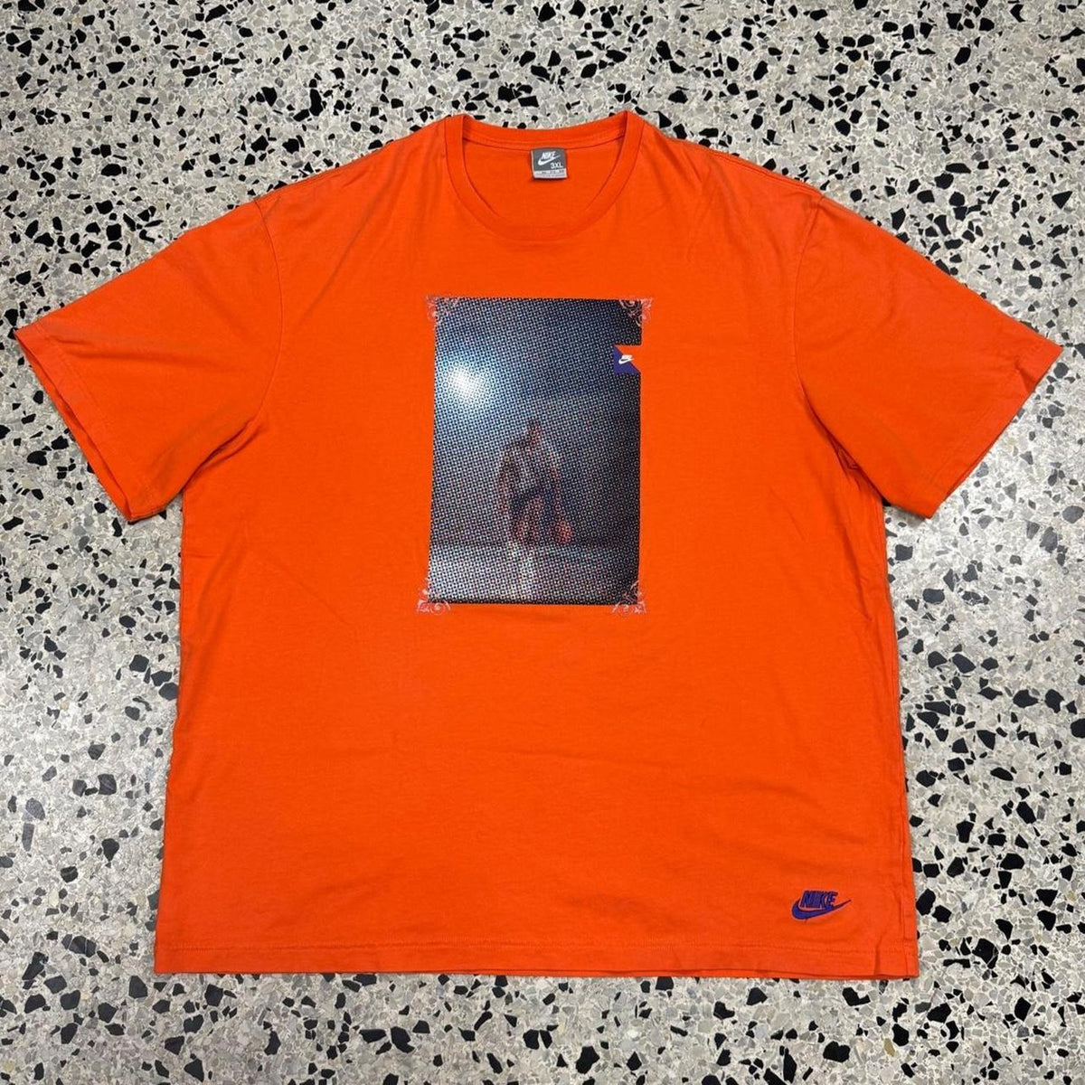 VINTAGE Y2K NIKE SILVER TAG 3XL BASKETBALL PLAYER DOT ILLUSION GRAPHIC ORANGE TEE: