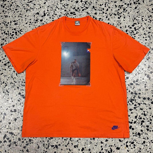 VINTAGE Y2K NIKE SILVER TAG 3XL BASKETBALL PLAYER DOT ILLUSION GRAPHIC ORANGE TEE: