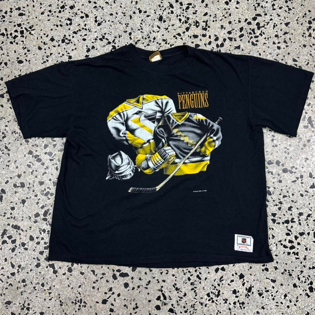VINTAGE 90S SINGLE STITCH NUTMEG NHL PITTSBURG PENGUINS UNIFORM TEE: