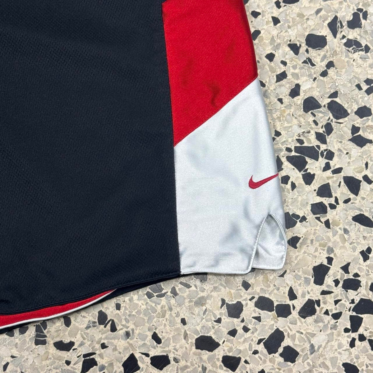 VINTAGE Y2K NIKE SILVER TAG RED/ BLACK/ WHITE REVERSIBLE BASKETBALL SHORTS: