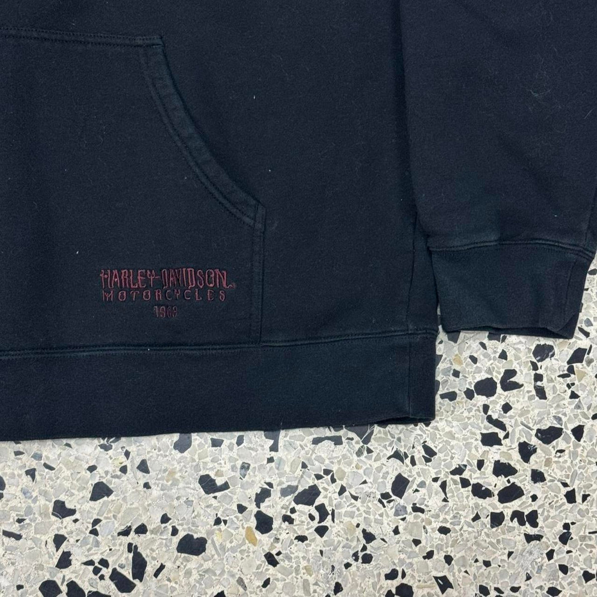 VINTAGE Y2K 2009 HARLEY DAVIDSON CHAIN WINGED SKULL PULLOVER HOODIE: