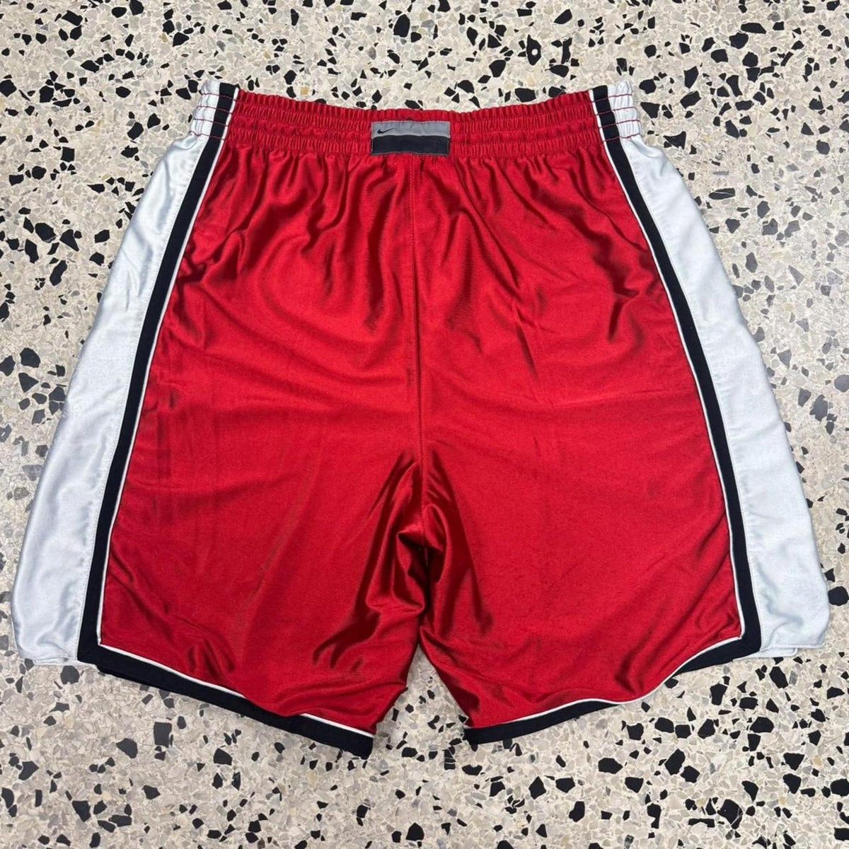VINTAGE Y2K NIKE SILVER TAG RED/ BLACK/ WHITE REVERSIBLE BASKETBALL SHORTS: