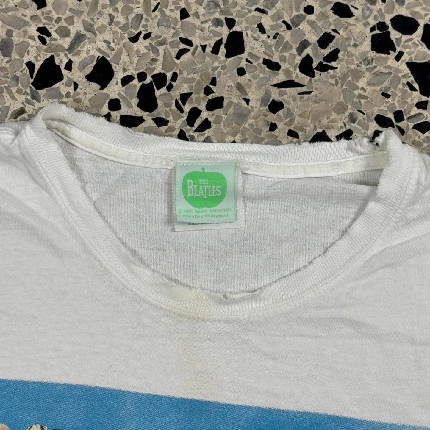 VINTAGE Y2K 2005 THE BEATLES SGT. PEPPER’S LONELY HEARTS CLUB BAND COVER THRASHED TEE: