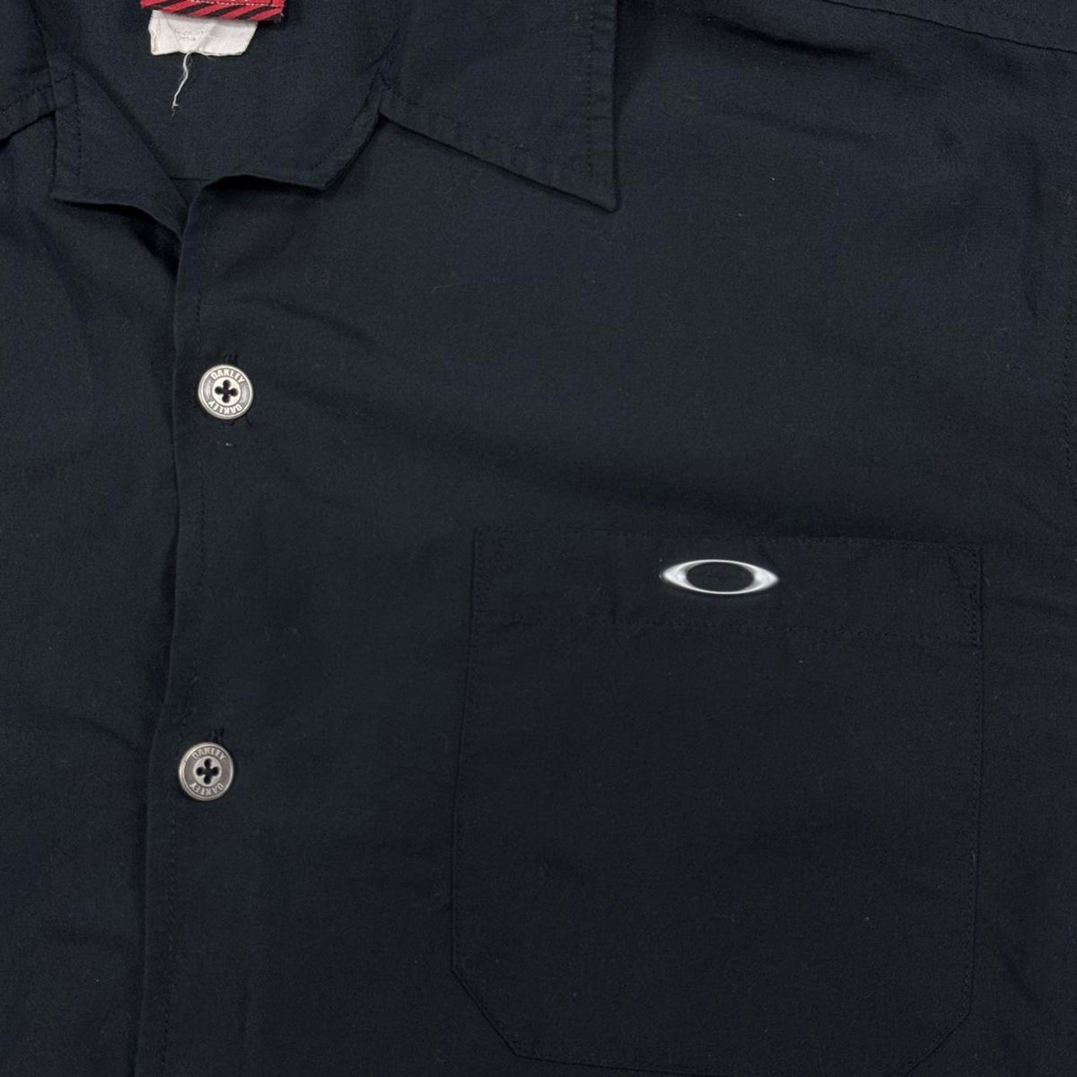 VINTAGE 90S Y2K OAKLEY BLACK SHORTSLEEVE BUTTON UP SHIRT: