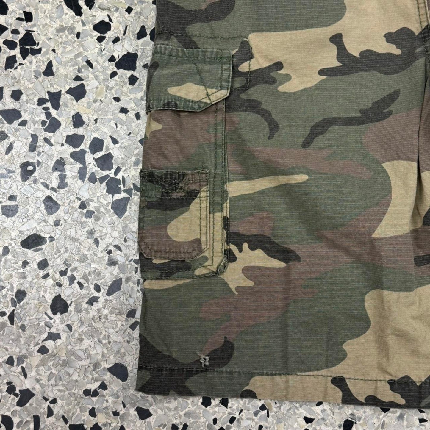 VINTAGE Y2K AIRWALK CARGO CAMO SHORTS: