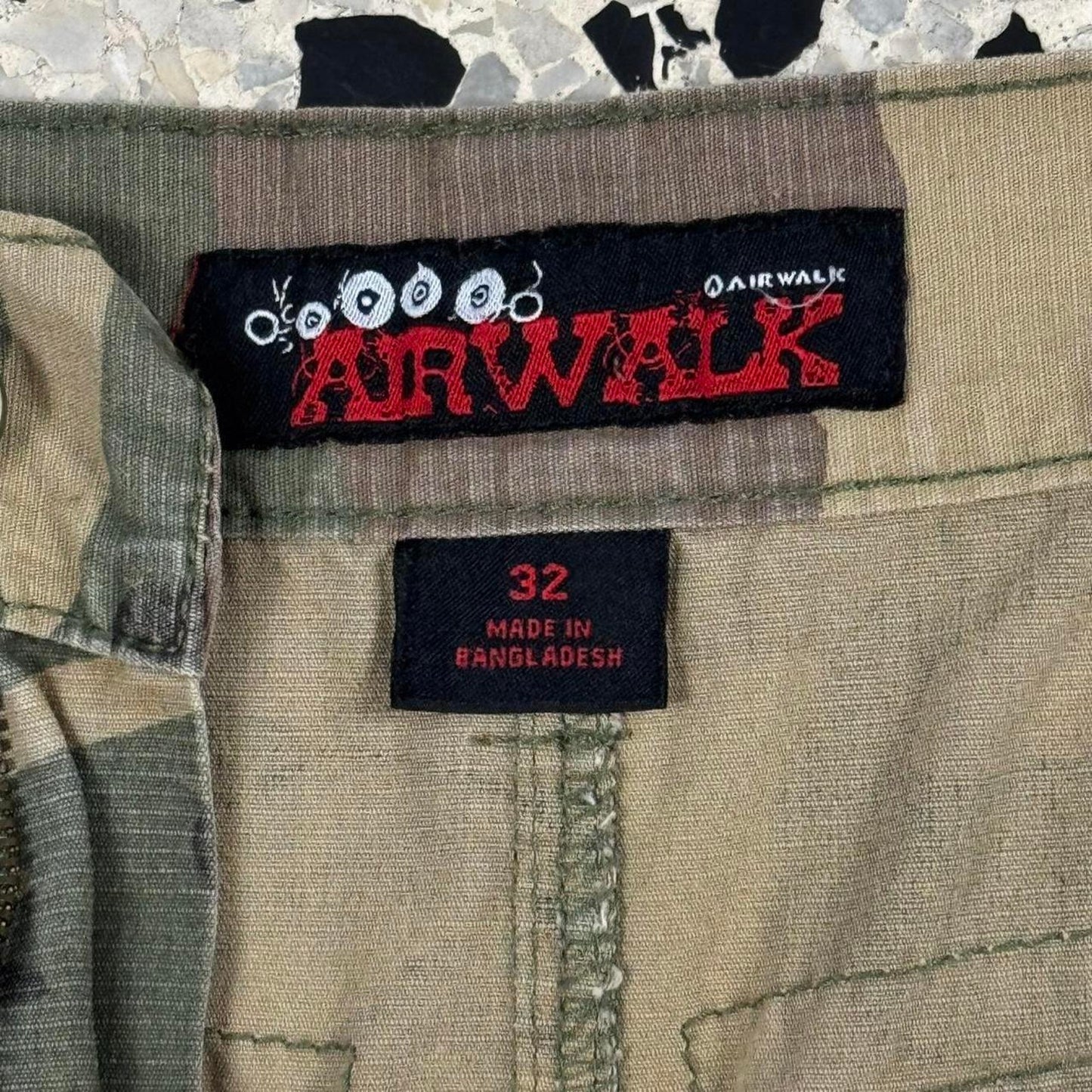 VINTAGE Y2K AIRWALK CARGO CAMO SHORTS: