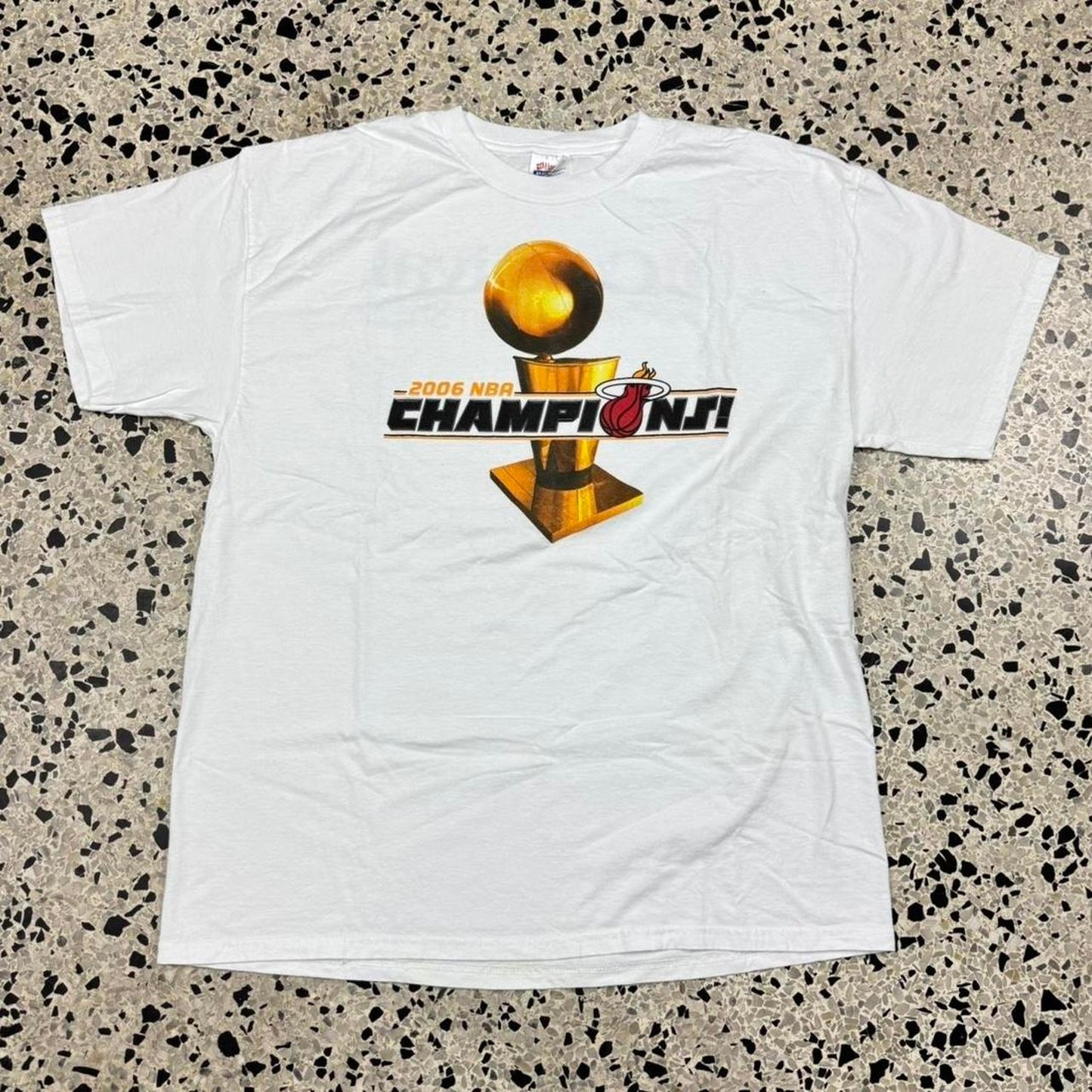 VINTAGE Y2K MIAMI HEAT 2006 NBA CHAMPIONS CHAMPIONSHIP TROPHY TEE: