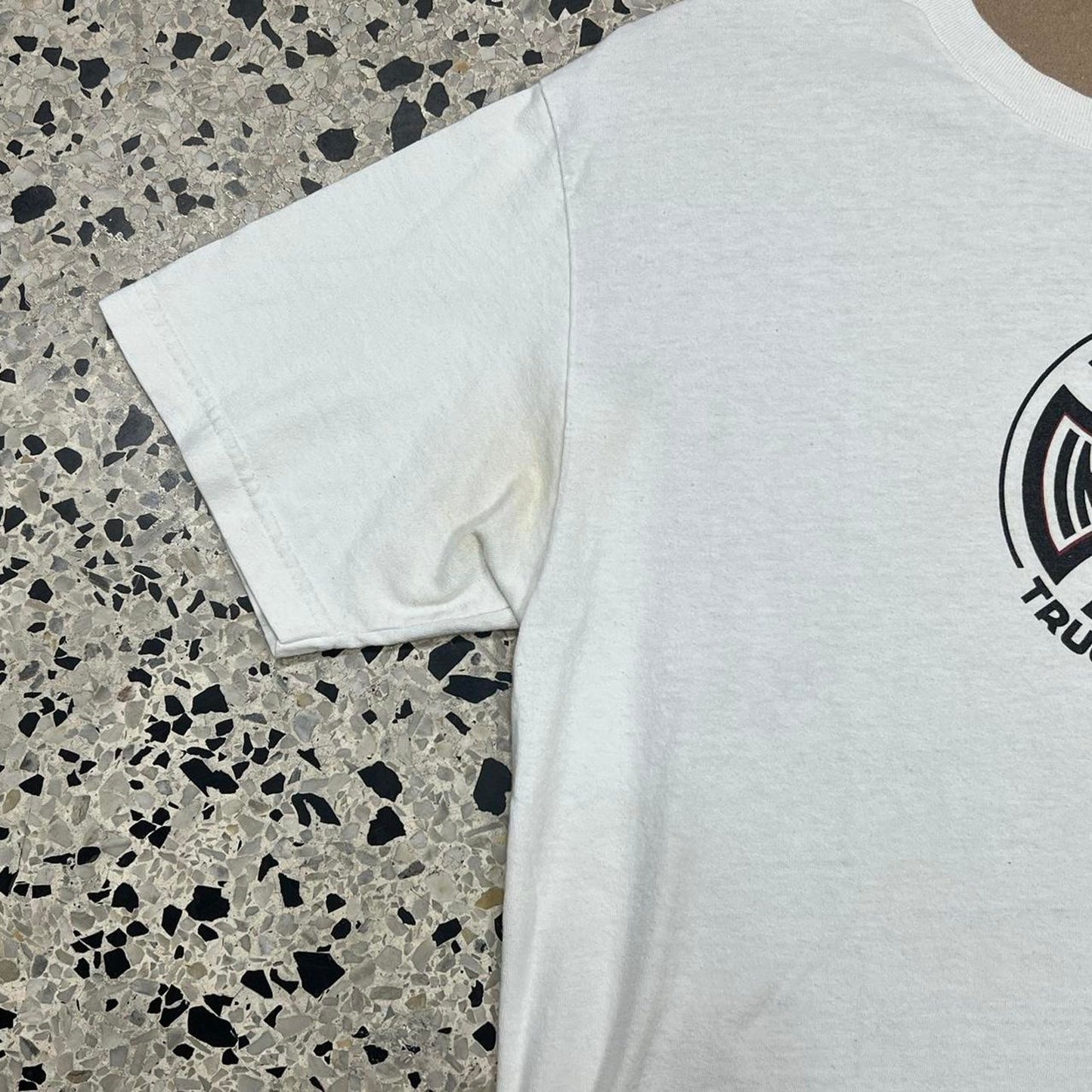 VINTAGE Y2K WHITE INDEPENDENT TRUCKS LOGO TEE: