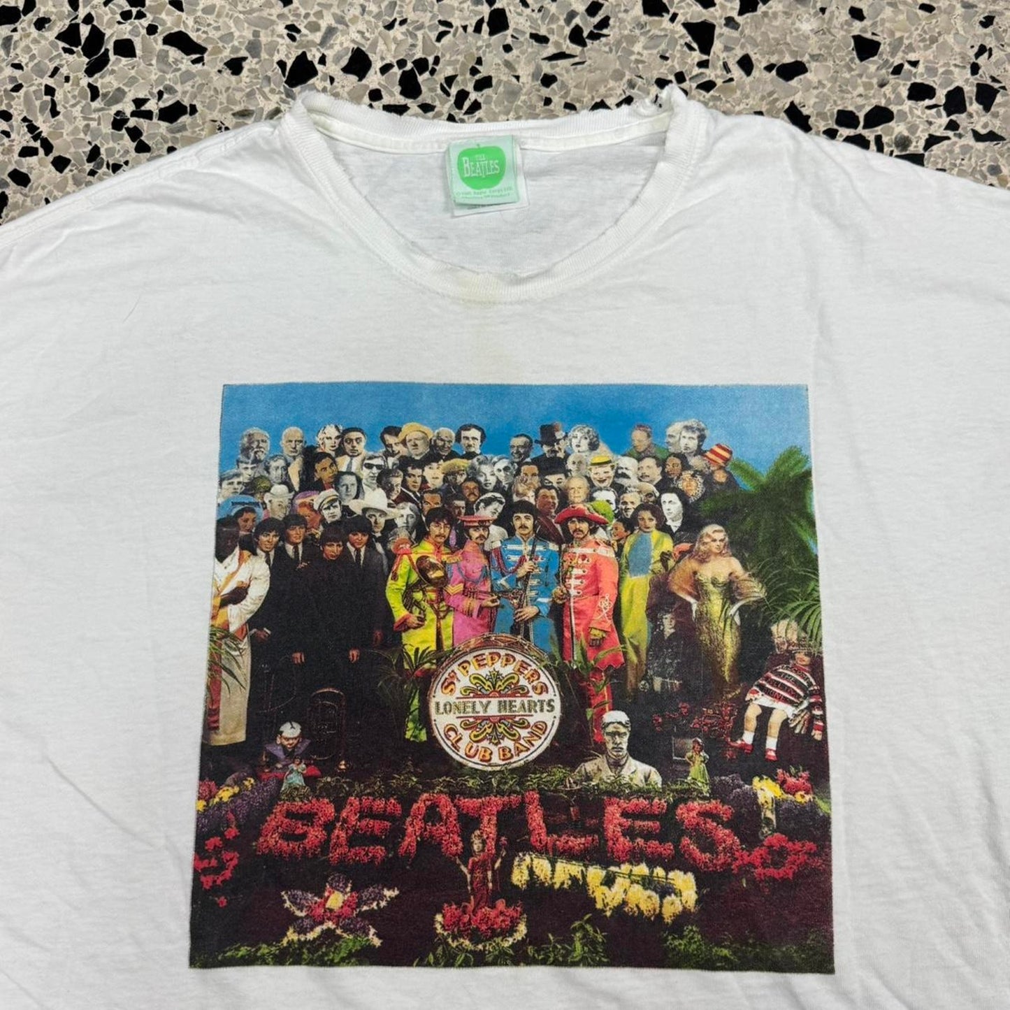 VINTAGE Y2K 2005 THE BEATLES SGT. PEPPER’S LONELY HEARTS CLUB BAND COVER THRASHED TEE: