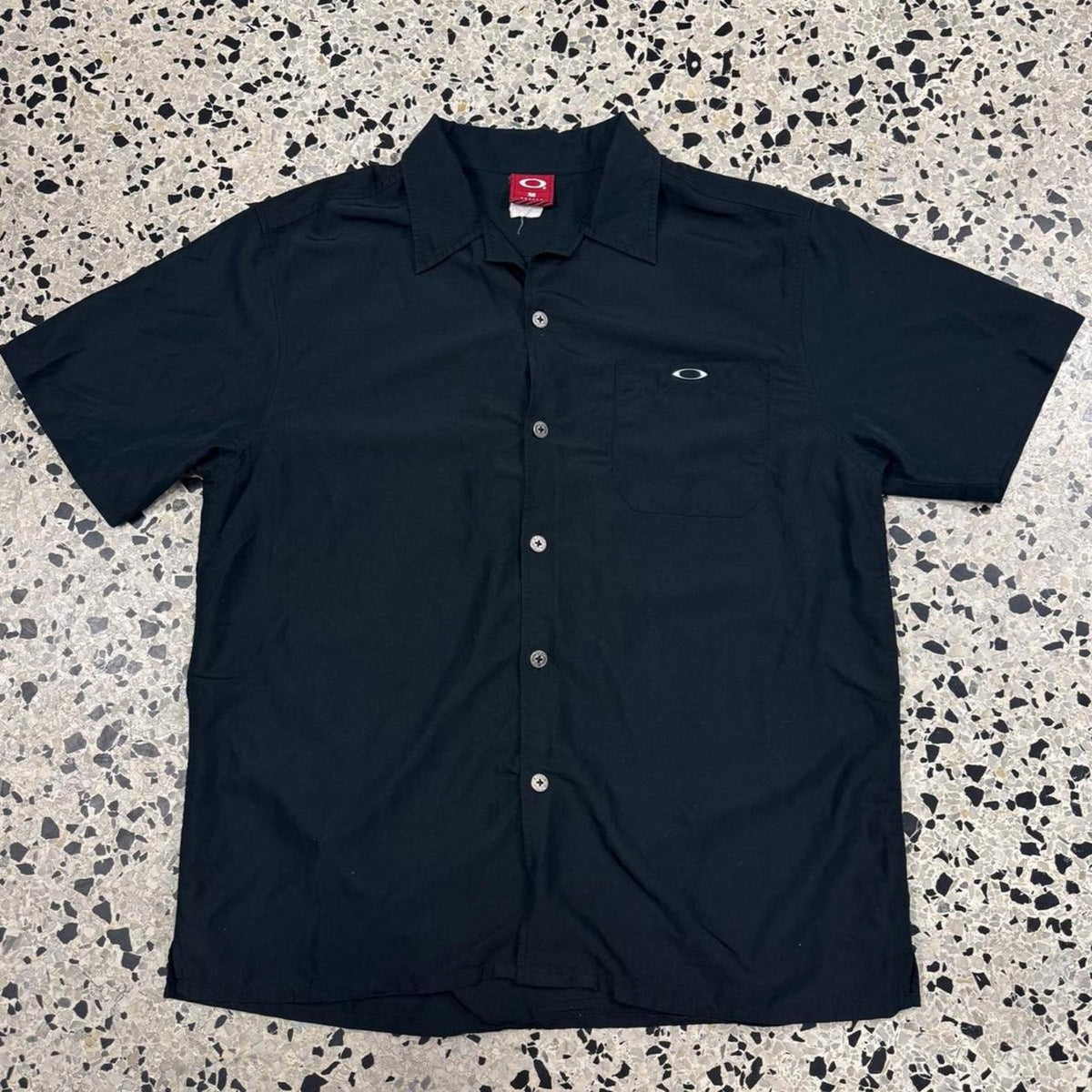 VINTAGE 90S Y2K OAKLEY BLACK SHORTSLEEVE BUTTON UP SHIRT: