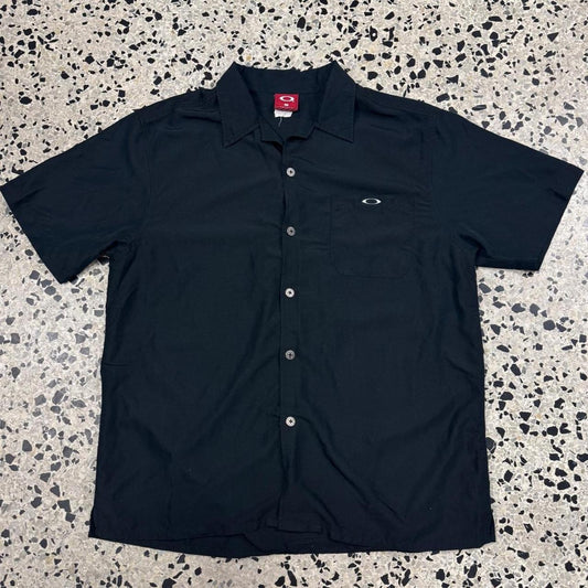 VINTAGE 90S Y2K OAKLEY BLACK SHORTSLEEVE BUTTON UP SHIRT: