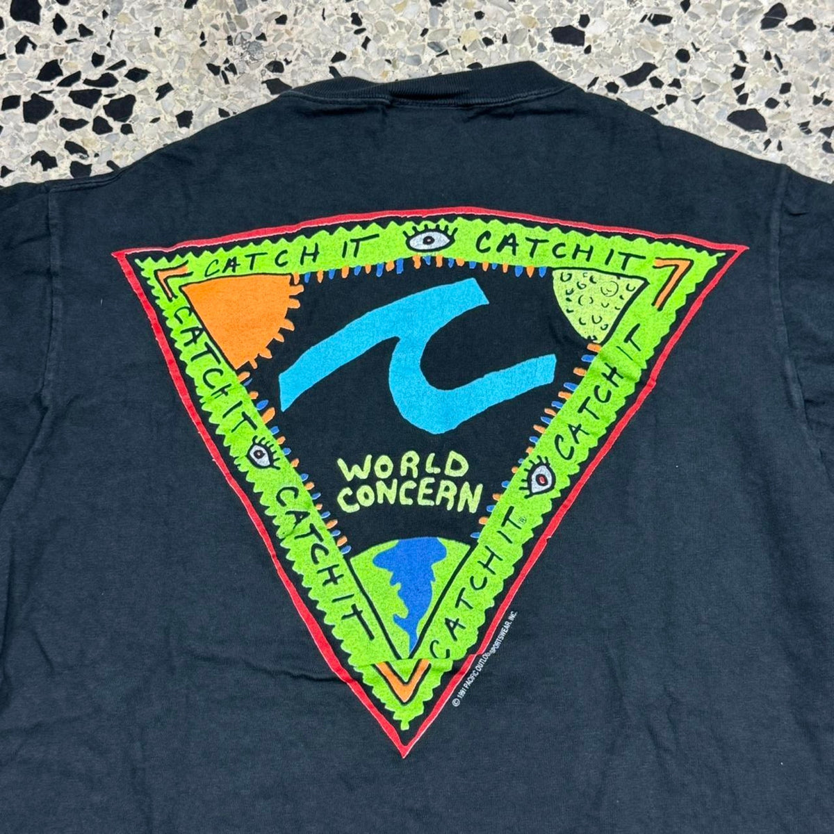 VINTAGE 90S SINGLE STITCH CATCH IT WORLD CONCERN ABSTRACT SURF POCKET TEE: