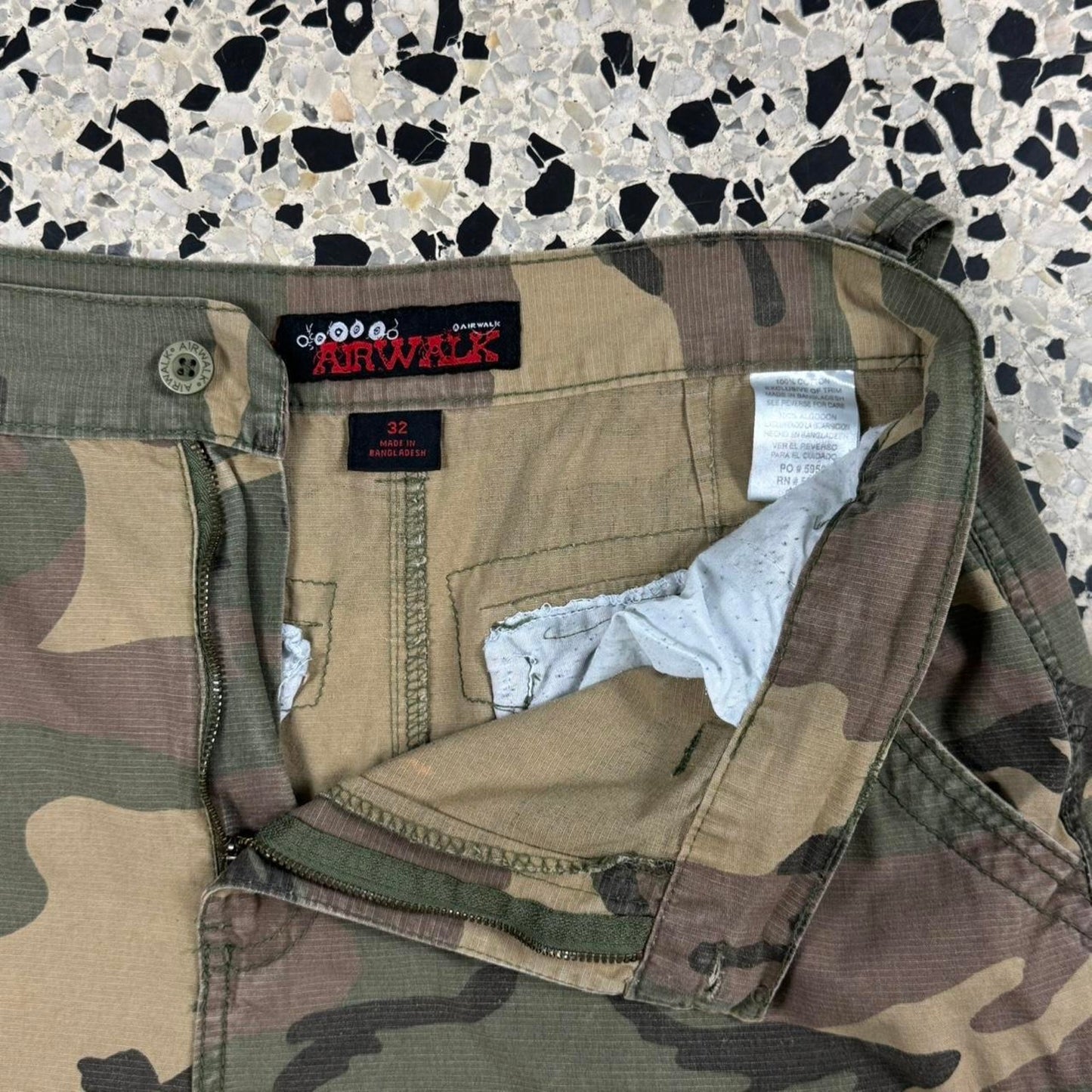 VINTAGE Y2K AIRWALK CARGO CAMO SHORTS: