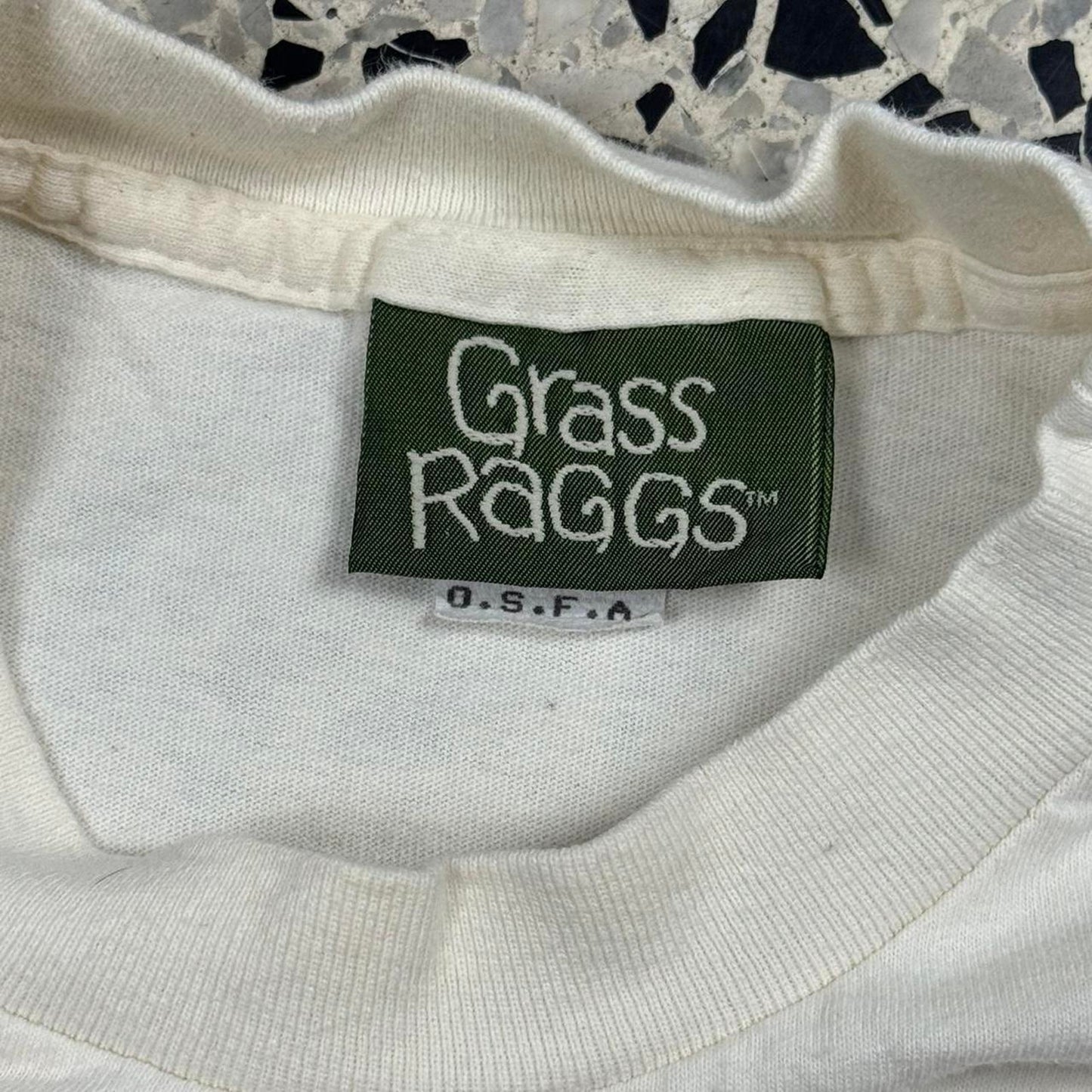 VINTAGE 90S SINGLE STITCH GRASS RAGGS HAPPY HOLIDAY RUDOLPH TEE: