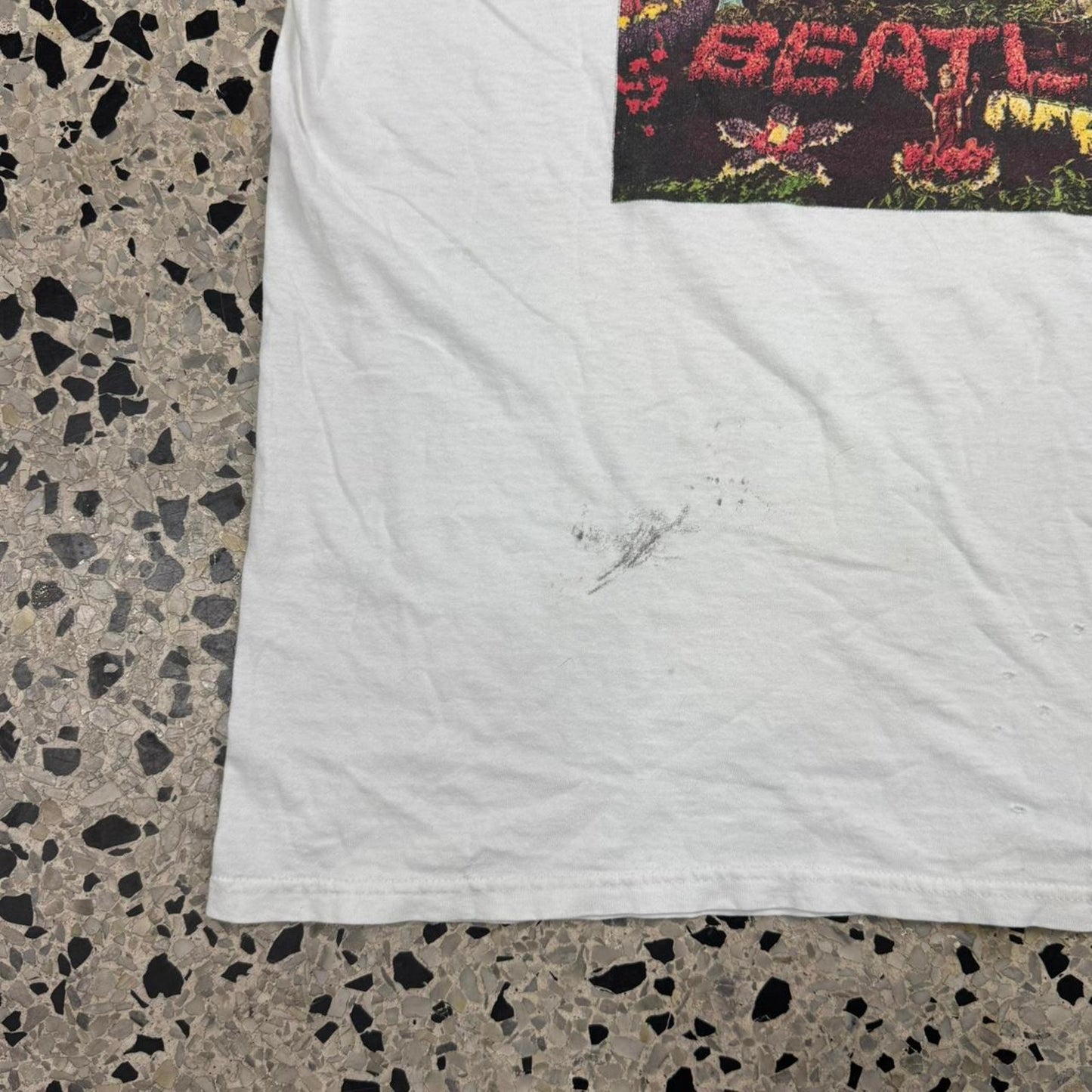 VINTAGE Y2K 2005 THE BEATLES SGT. PEPPER’S LONELY HEARTS CLUB BAND COVER THRASHED TEE: