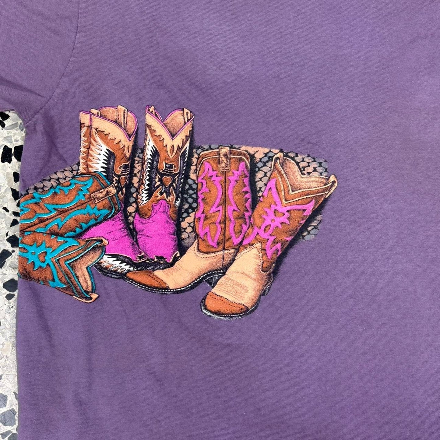 VINTAGE 90S SINGLE STITCH COWBOY BOOT WRAP AROUND TEE: