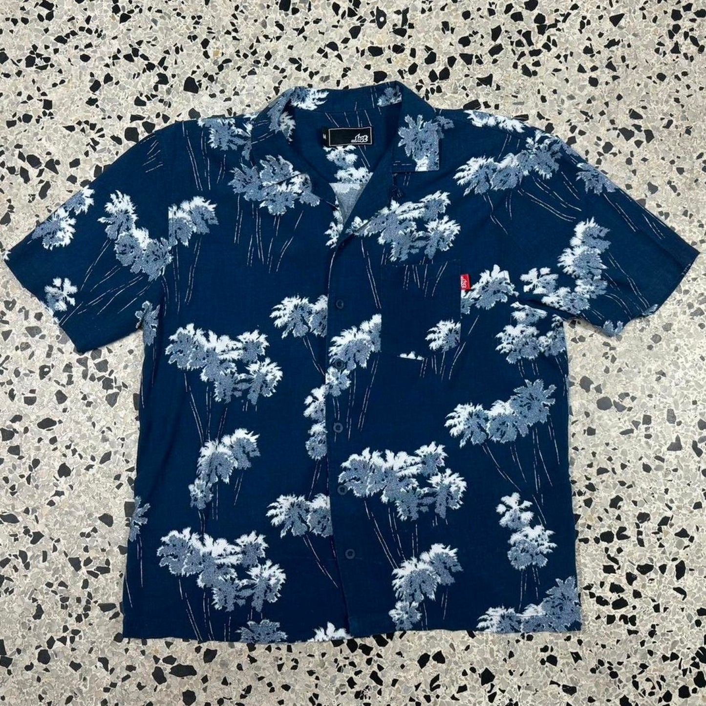 VINTAGE Y2K LOST ENTERPRISES BLUE HAWAIIAN BUTTON UP SHIRT: