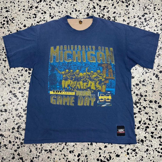 VINTAGE 90S SINGLE STITCH NUTMEG UNIVERSITY OF MICHIGAN ABC SPORTS PRESENTS GAMEDAY TEE: