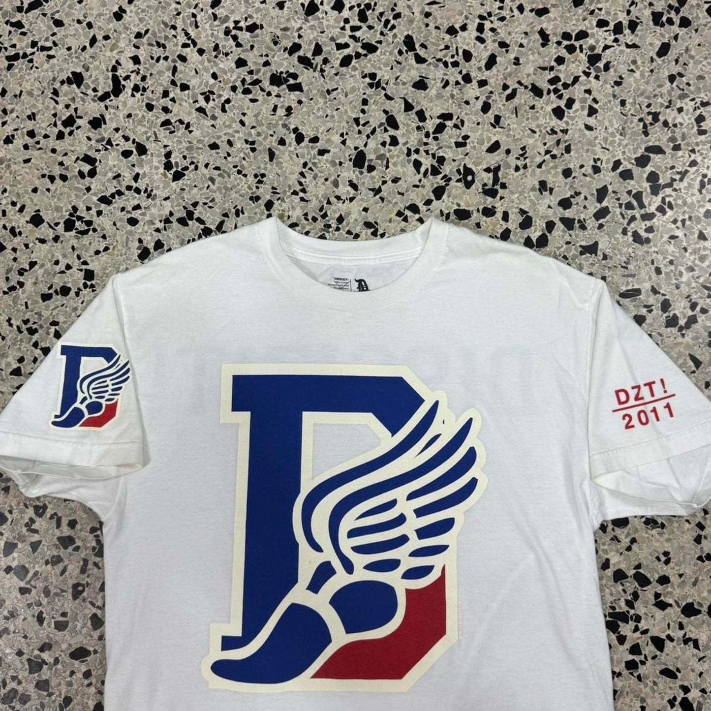 VINTAGE Y2K 2011 DISSIZIT D-WING POLO RIP TEE:
