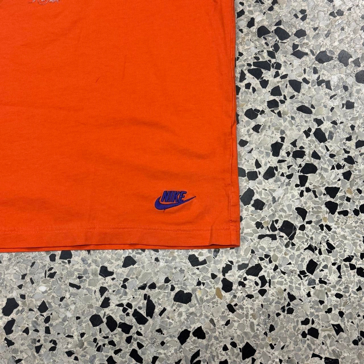 VINTAGE Y2K NIKE SILVER TAG 3XL BASKETBALL PLAYER DOT ILLUSION GRAPHIC ORANGE TEE: