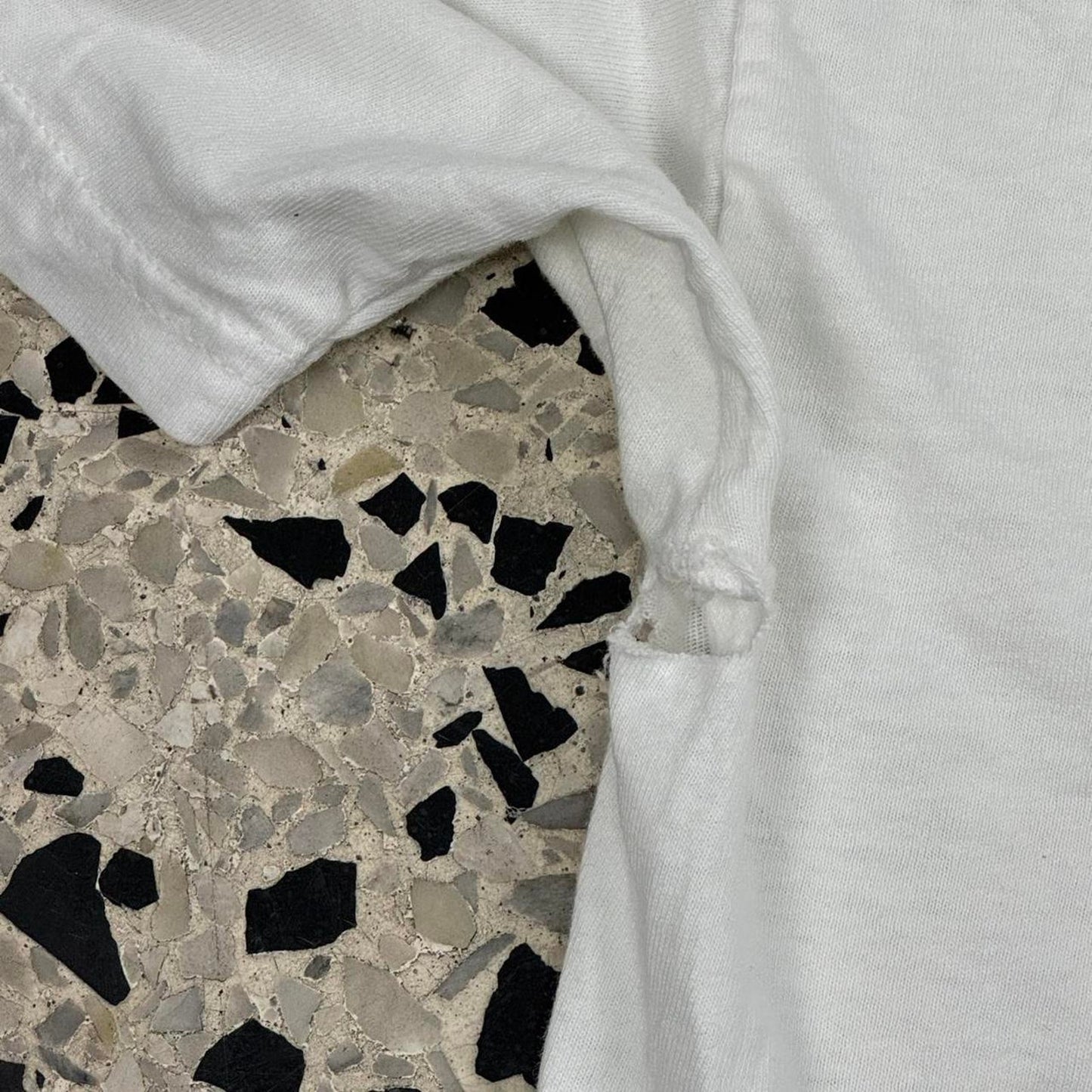 VINTAGE Y2K 2005 THE BEATLES SGT. PEPPER’S LONELY HEARTS CLUB BAND COVER THRASHED TEE: