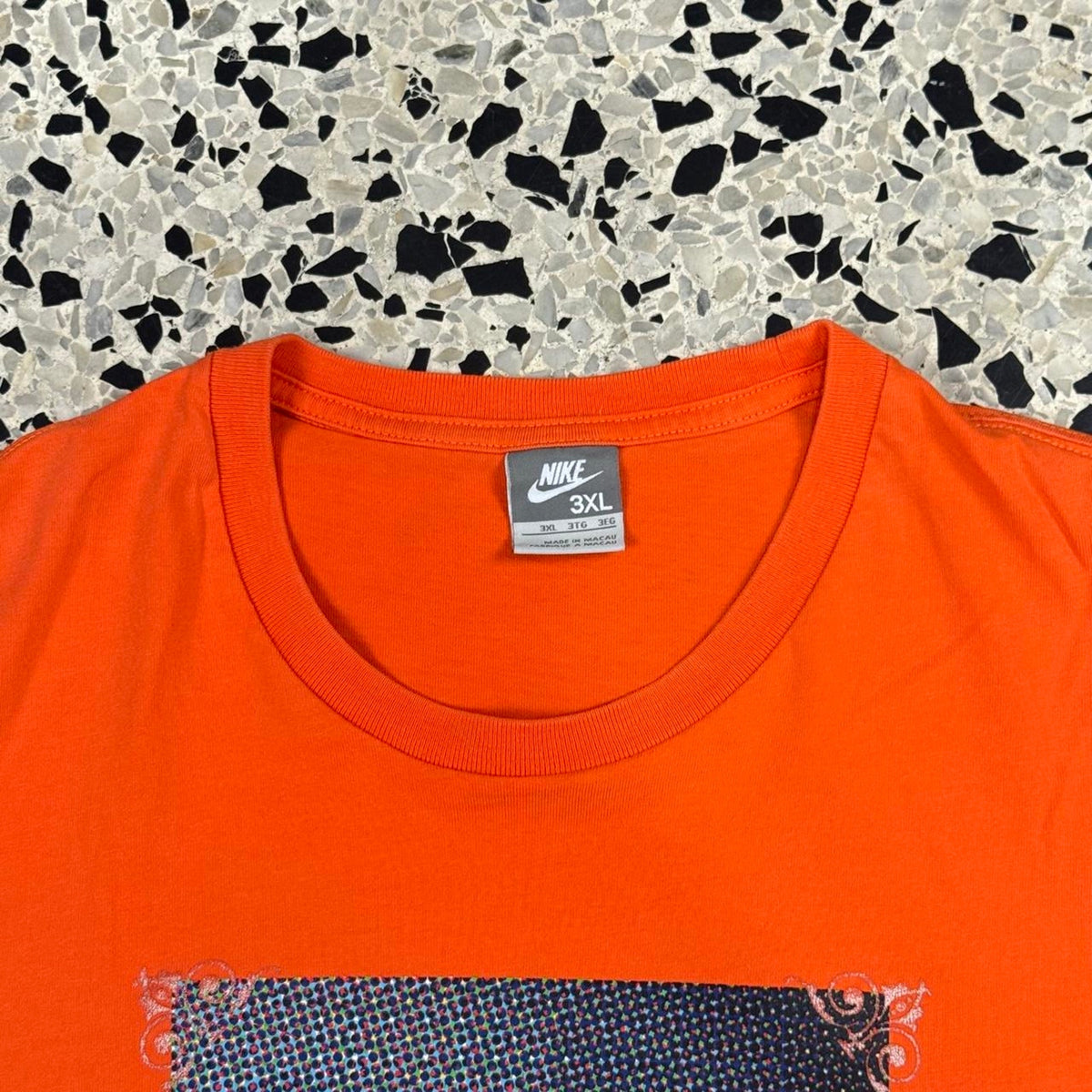 VINTAGE Y2K NIKE SILVER TAG 3XL BASKETBALL PLAYER DOT ILLUSION GRAPHIC ORANGE TEE: