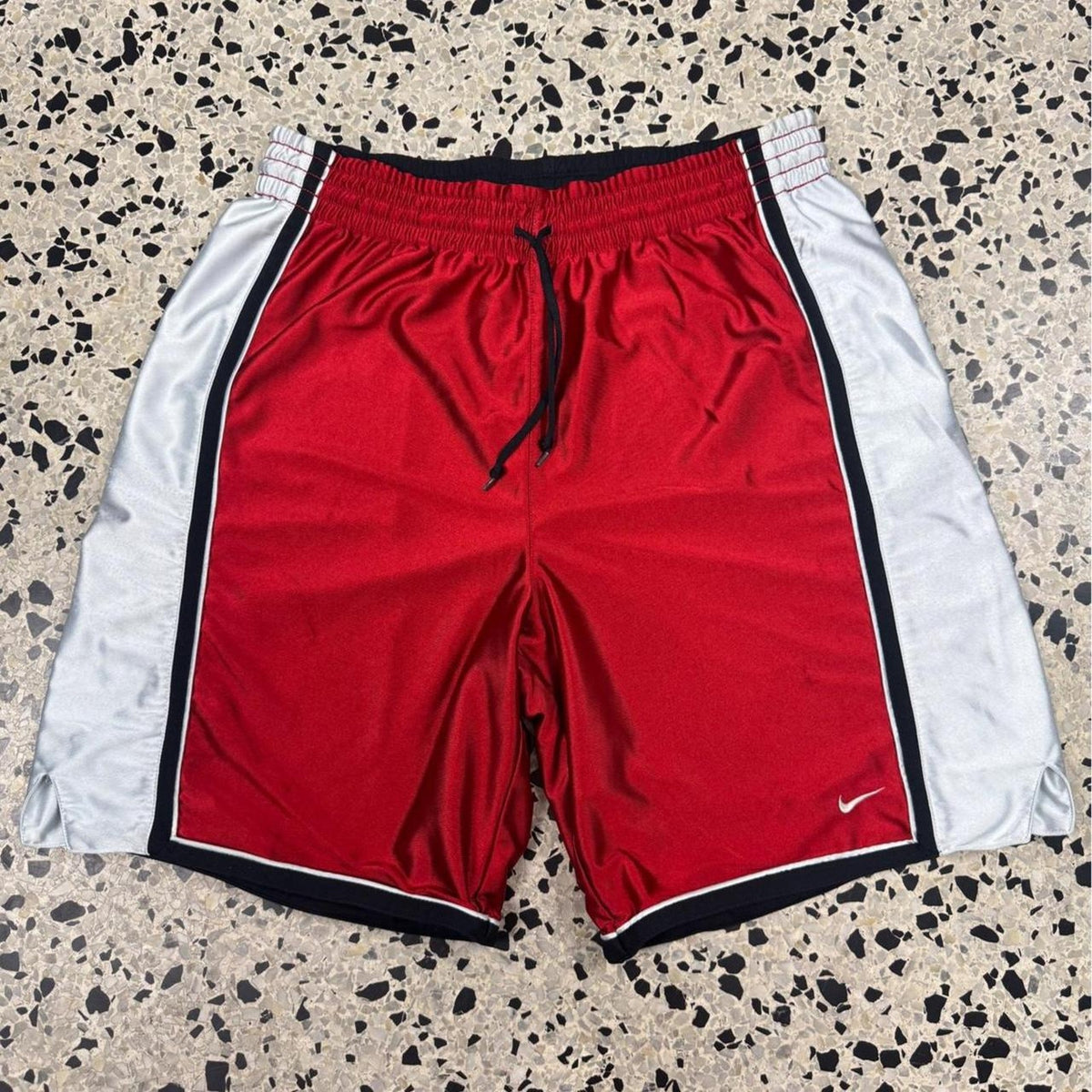 VINTAGE Y2K NIKE SILVER TAG RED/ BLACK/ WHITE REVERSIBLE BASKETBALL SHORTS:
