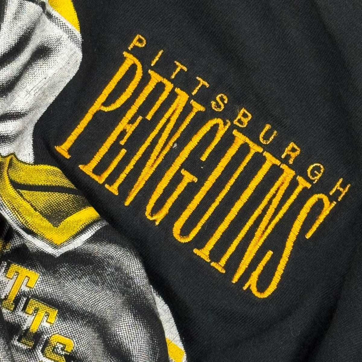 VINTAGE 90S SINGLE STITCH NUTMEG NHL PITTSBURG PENGUINS UNIFORM TEE: