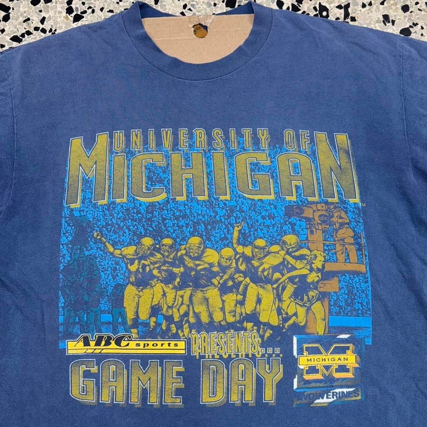 VINTAGE 90S SINGLE STITCH NUTMEG UNIVERSITY OF MICHIGAN ABC SPORTS PRESENTS GAMEDAY TEE: