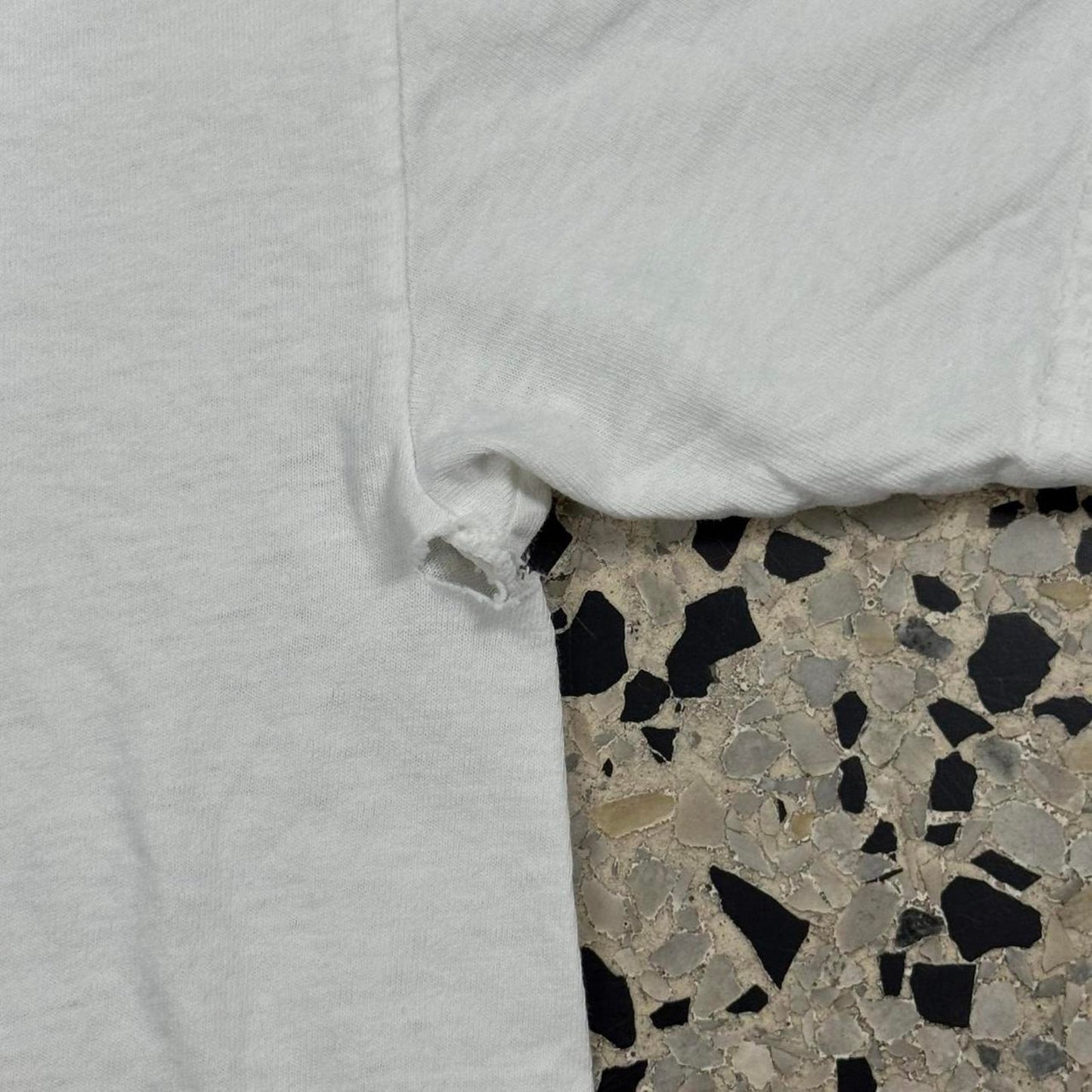 VINTAGE Y2K 2005 THE BEATLES SGT. PEPPER’S LONELY HEARTS CLUB BAND COVER THRASHED TEE: